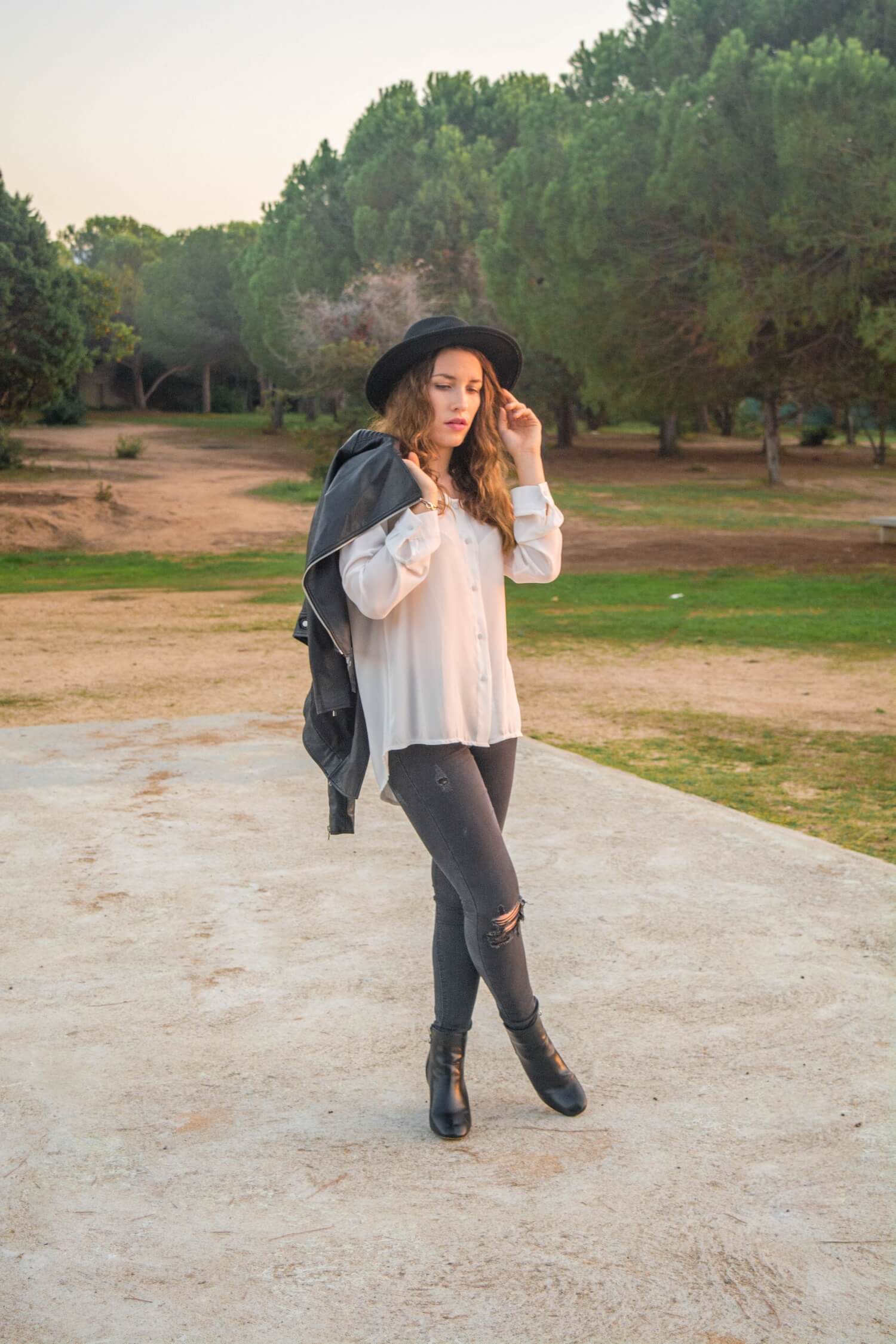 Nouvelle tenue black and white avec ma chemise oversize Benoa, mon skinny troué Jennyfer, mes bottines à talons et mon chapeau pimkie | happinesscoco.com