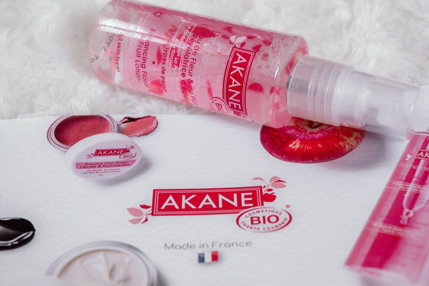 J'ai testé le rituel layering de chez Akane bio pour le démaquillage. Ce sont les produits parfaits pour se démaquiller et la routine du soir parafaite. Marque bio made in france | happinesscoco.com